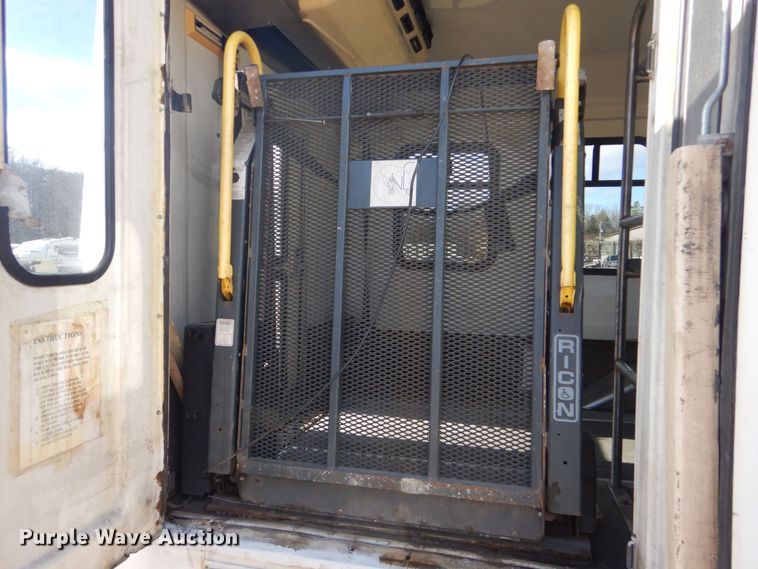 image for item LT9029 1996 Ford E350  shuttle bus