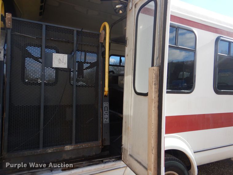 image for item LT9029 1996 Ford E350  shuttle bus