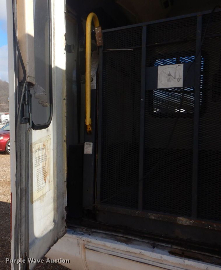 image for item LT9029 1996 Ford E350  shuttle bus