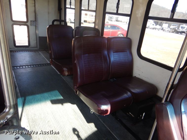 image for item LT9029 1996 Ford E350  shuttle bus