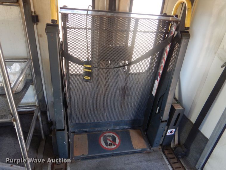 image for item LT9029 1996 Ford E350  shuttle bus