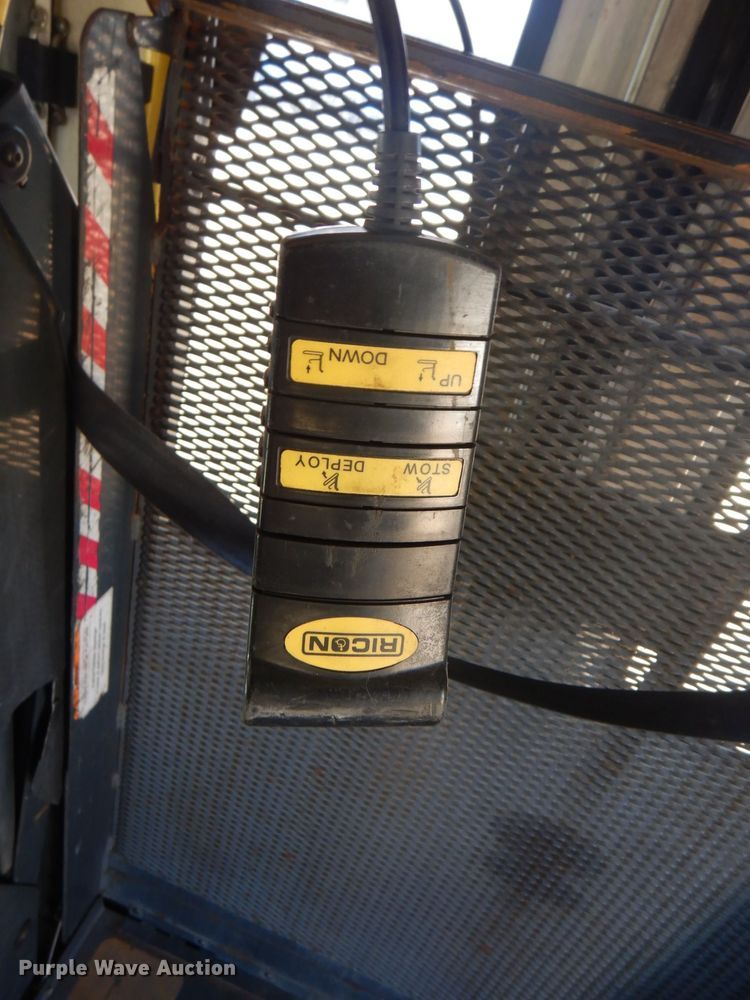 image for item LT9029 1996 Ford E350  shuttle bus