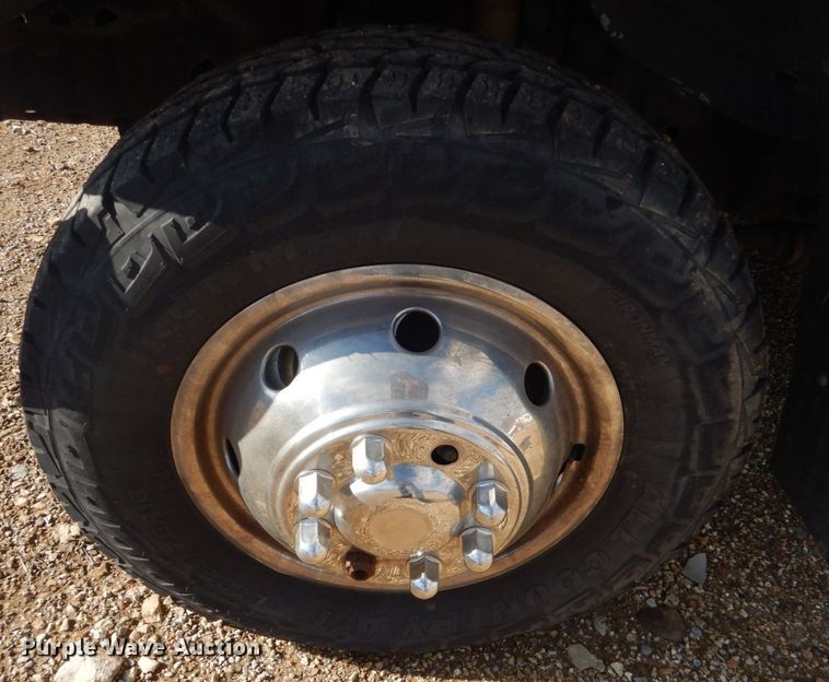 image for item LT9029 1996 Ford E350  shuttle bus