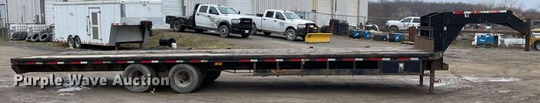 image for item MA9817 2006 Apache  equipment trailer