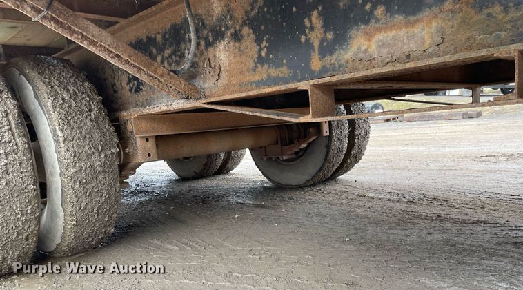 image for item MA9817 2006 Apache  equipment trailer