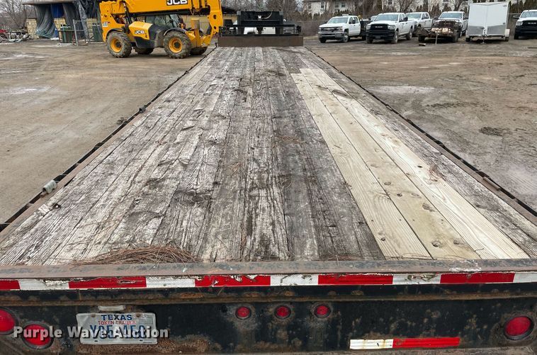 image for item MA9817 2006 Apache  equipment trailer