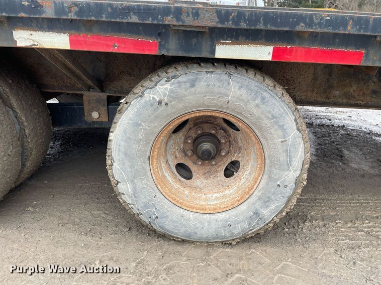 image for item MA9817 2006 Apache  equipment trailer