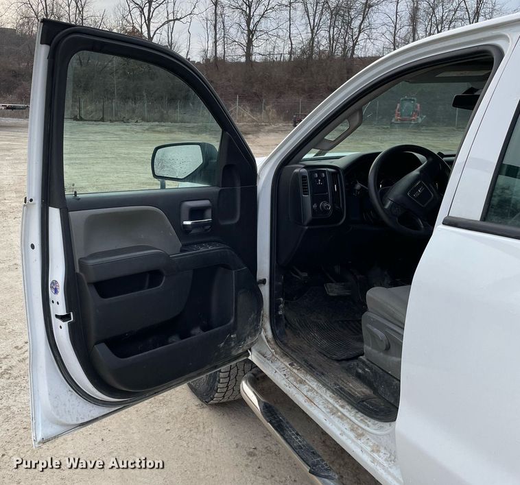 image for item MA9822 2017 GMC Sierra 2500HD  Crew Cab pickup truck