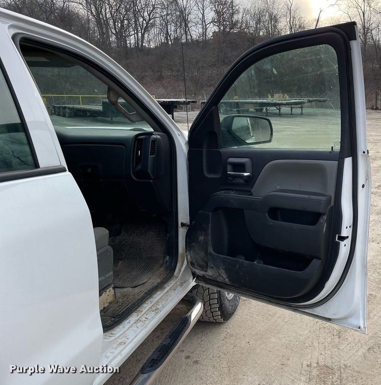 image for item MA9822 2017 GMC Sierra 2500HD  Crew Cab pickup truck