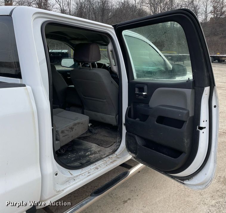 image for item MA9822 2017 GMC Sierra 2500HD  Crew Cab pickup truck