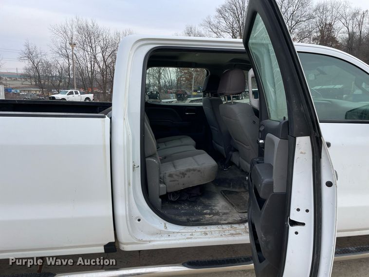 image for item MA9822 2017 GMC Sierra 2500HD  Crew Cab pickup truck