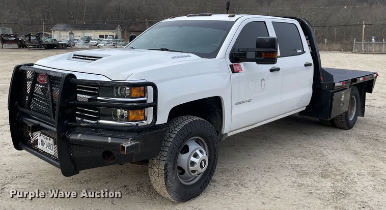 image for item MA9823 2017 Chevrolet Silverado 3500HD  Crew Cab flatbed pickup truck