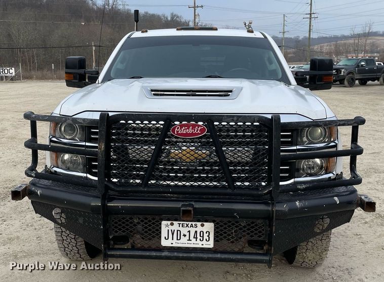 image for item MA9823 2017 Chevrolet Silverado 3500HD  Crew Cab flatbed pickup truck