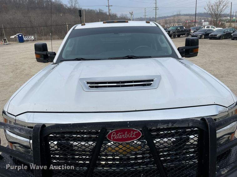 image for item MA9823 2017 Chevrolet Silverado 3500HD  Crew Cab flatbed pickup truck