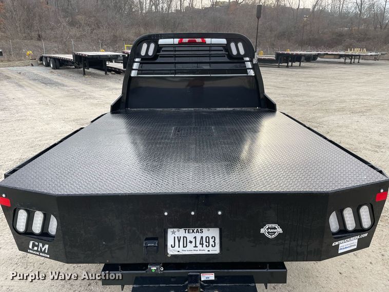 image for item MA9823 2017 Chevrolet Silverado 3500HD  Crew Cab flatbed pickup truck