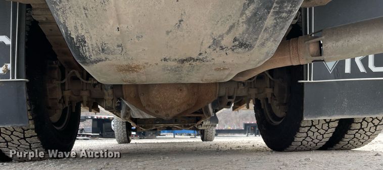 image for item MA9823 2017 Chevrolet Silverado 3500HD  Crew Cab flatbed pickup truck