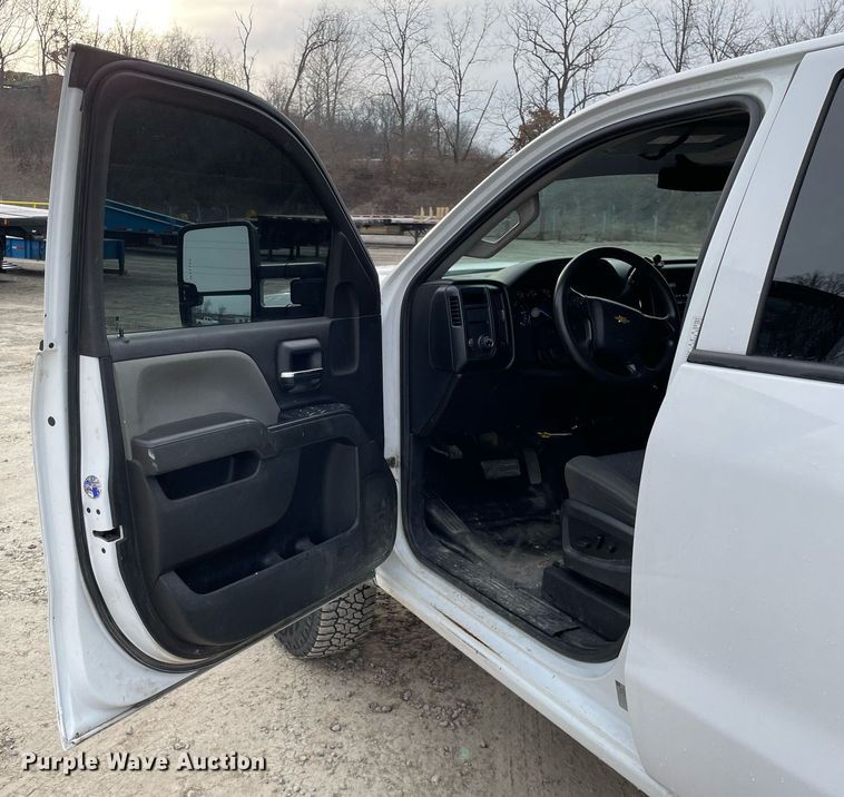 image for item MA9823 2017 Chevrolet Silverado 3500HD  Crew Cab flatbed pickup truck