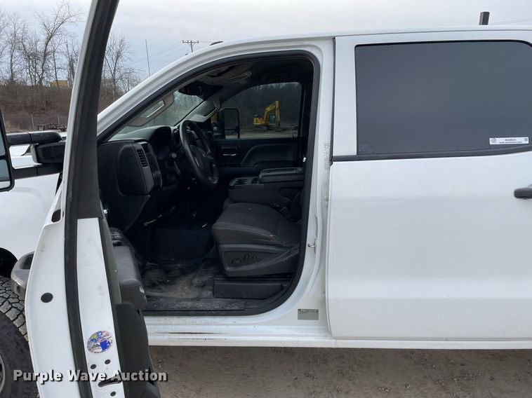 image for item MA9823 2017 Chevrolet Silverado 3500HD  Crew Cab flatbed pickup truck