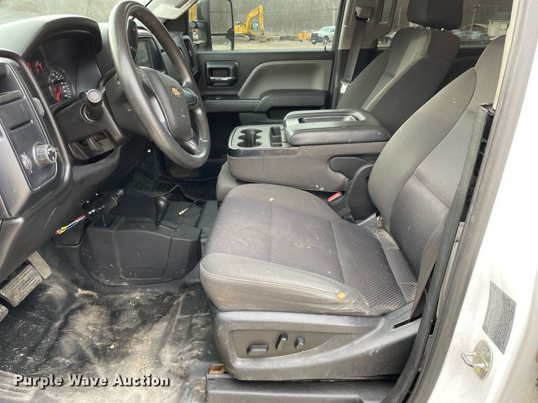 image for item MA9823 2017 Chevrolet Silverado 3500HD  Crew Cab flatbed pickup truck