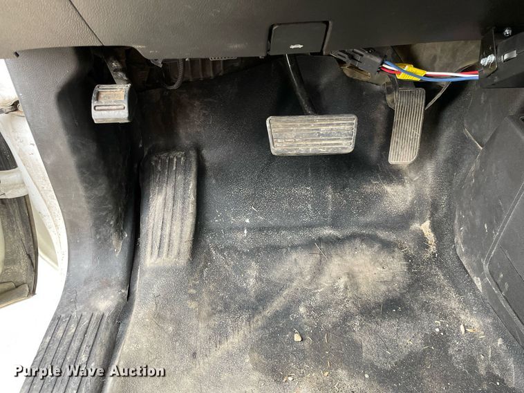 image for item MA9823 2017 Chevrolet Silverado 3500HD  Crew Cab flatbed pickup truck