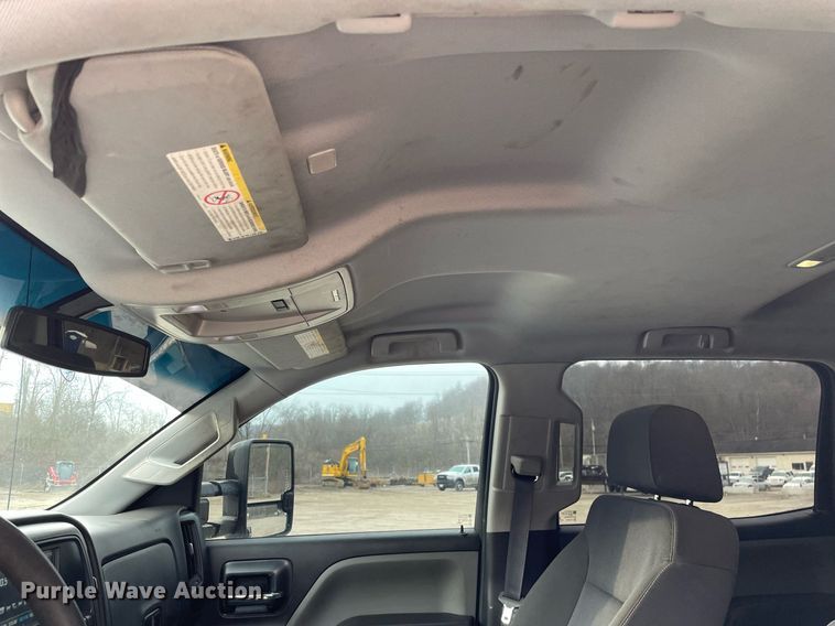 image for item MA9823 2017 Chevrolet Silverado 3500HD  Crew Cab flatbed pickup truck