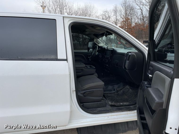 image for item MA9823 2017 Chevrolet Silverado 3500HD  Crew Cab flatbed pickup truck