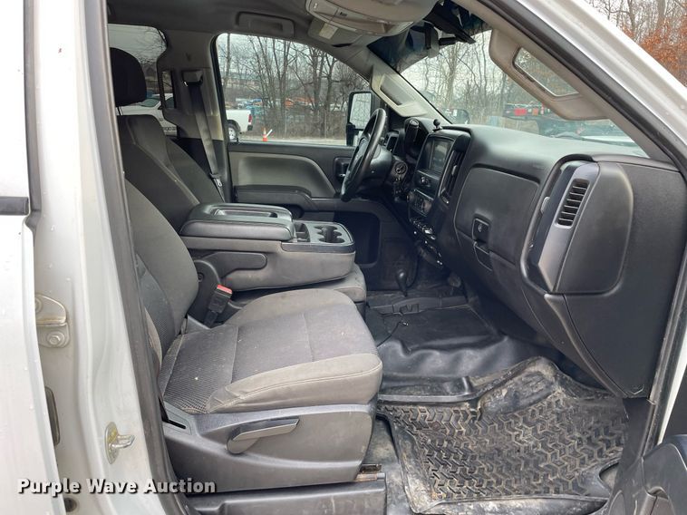 image for item MA9823 2017 Chevrolet Silverado 3500HD  Crew Cab flatbed pickup truck