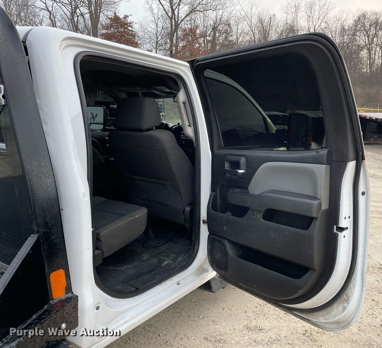 image for item MA9823 2017 Chevrolet Silverado 3500HD  Crew Cab flatbed pickup truck