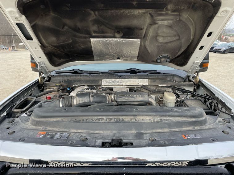 image for item MA9823 2017 Chevrolet Silverado 3500HD  Crew Cab flatbed pickup truck