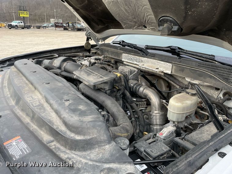 image for item MA9823 2017 Chevrolet Silverado 3500HD  Crew Cab flatbed pickup truck