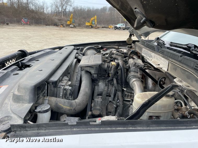 image for item MA9823 2017 Chevrolet Silverado 3500HD  Crew Cab flatbed pickup truck