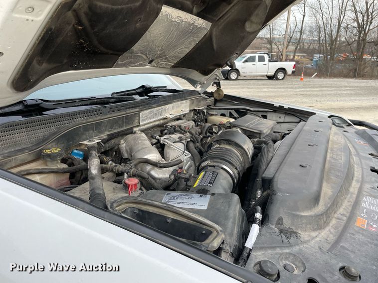 image for item MA9823 2017 Chevrolet Silverado 3500HD  Crew Cab flatbed pickup truck