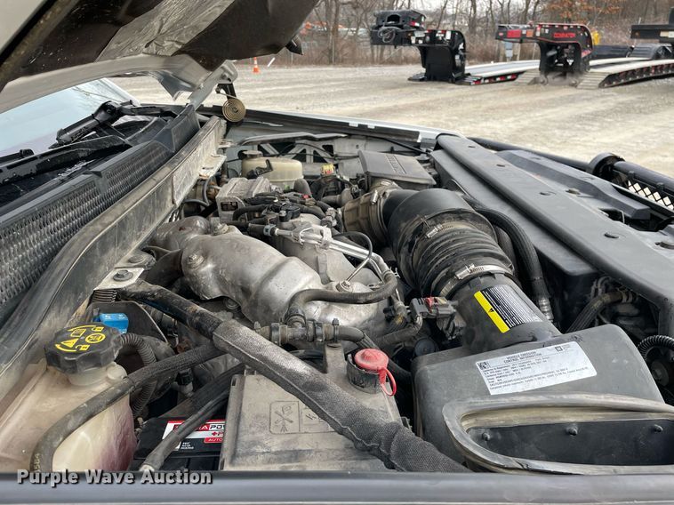 image for item MA9823 2017 Chevrolet Silverado 3500HD  Crew Cab flatbed pickup truck