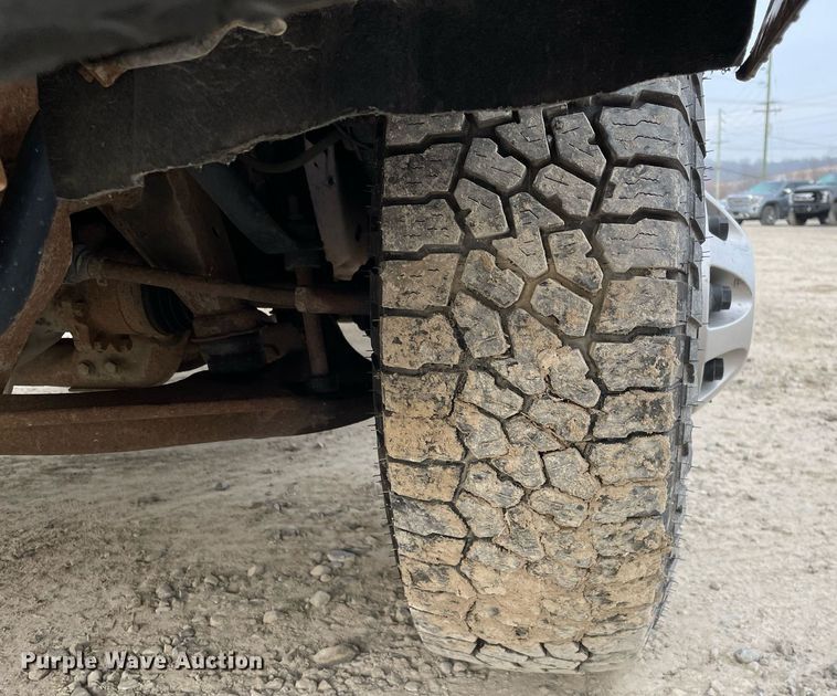 image for item MA9823 2017 Chevrolet Silverado 3500HD  Crew Cab flatbed pickup truck