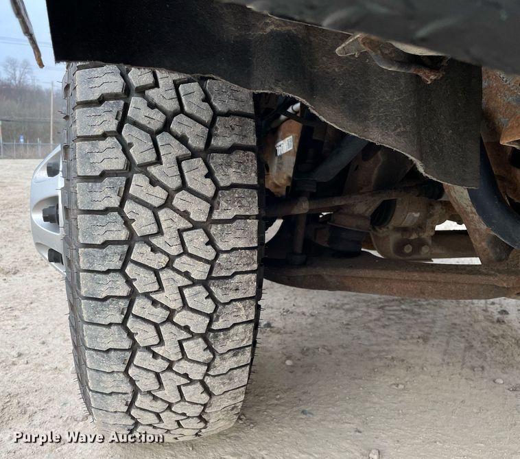 image for item MA9823 2017 Chevrolet Silverado 3500HD  Crew Cab flatbed pickup truck