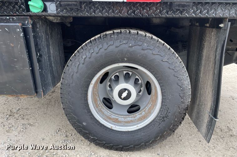 image for item MA9823 2017 Chevrolet Silverado 3500HD  Crew Cab flatbed pickup truck