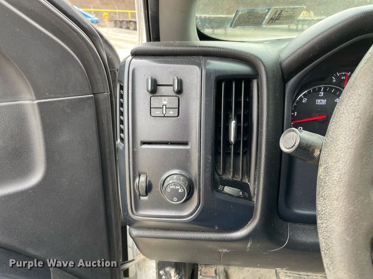 image for item MA9825 2017 GMC Sierra 2500HD  Crew Cab pickup truck