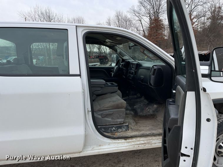 image for item MA9825 2017 GMC Sierra 2500HD  Crew Cab pickup truck