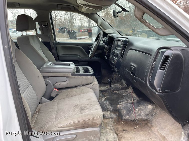 image for item MA9825 2017 GMC Sierra 2500HD  Crew Cab pickup truck