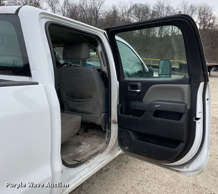 image for item MA9825 2017 GMC Sierra 2500HD  Crew Cab pickup truck