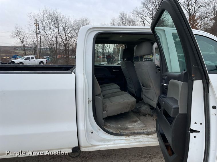 image for item MA9825 2017 GMC Sierra 2500HD  Crew Cab pickup truck