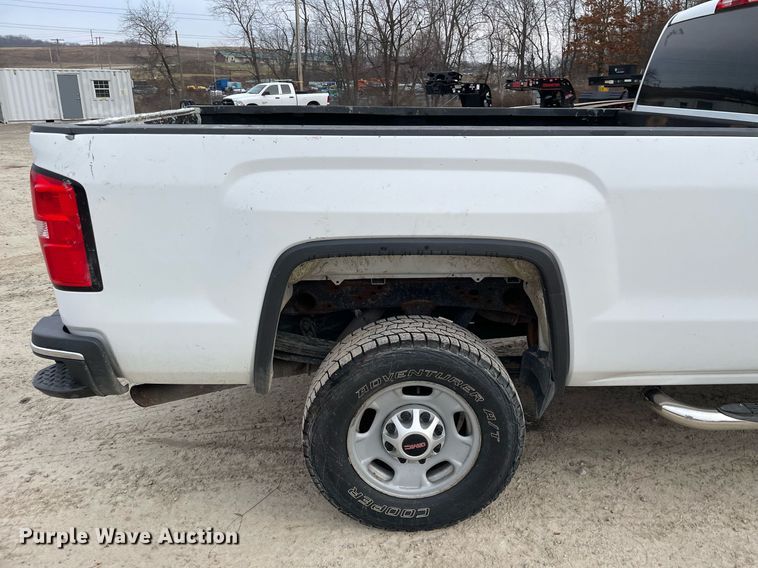 image for item MA9827 2017 GMC Sierra 2500HD  Crew Cab pickup truck