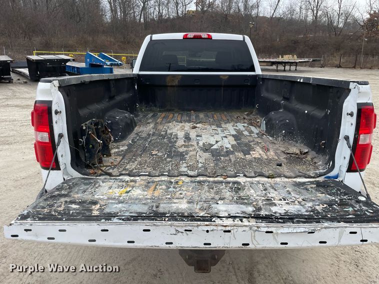 image for item MA9827 2017 GMC Sierra 2500HD  Crew Cab pickup truck