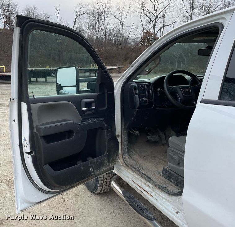 image for item MA9827 2017 GMC Sierra 2500HD  Crew Cab pickup truck