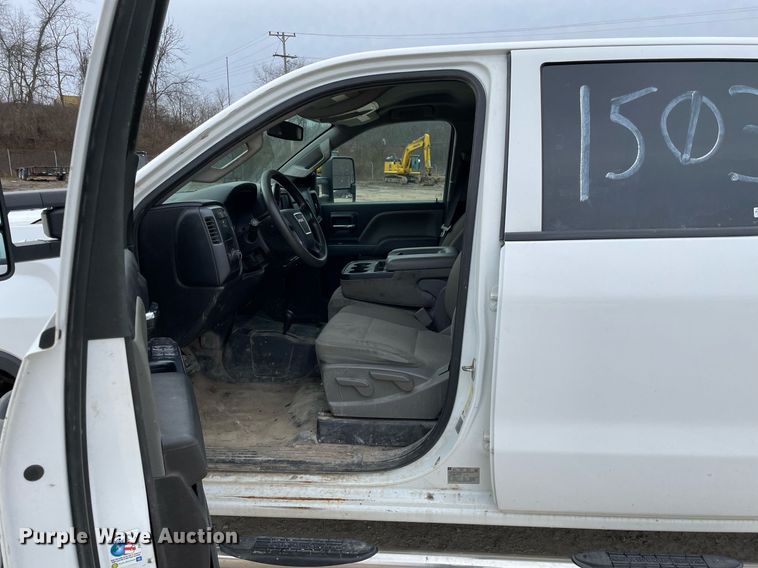 image for item MA9827 2017 GMC Sierra 2500HD  Crew Cab pickup truck