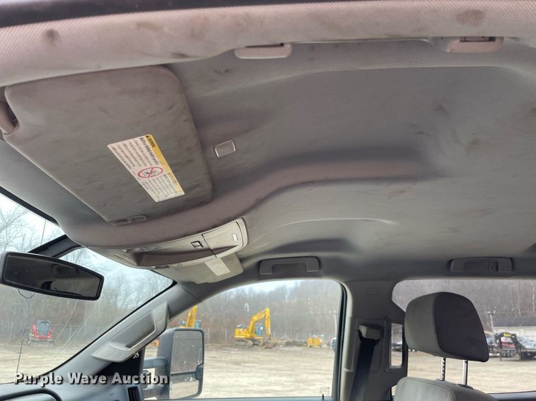 image for item MA9827 2017 GMC Sierra 2500HD  Crew Cab pickup truck