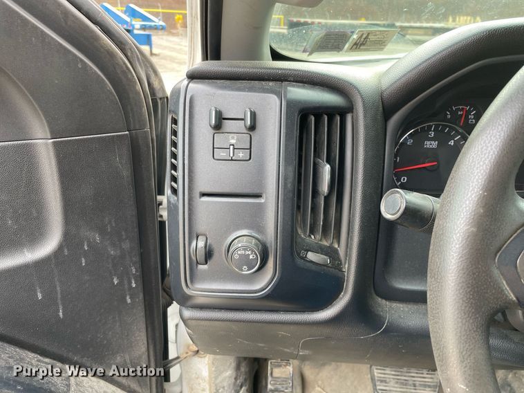 image for item MA9827 2017 GMC Sierra 2500HD  Crew Cab pickup truck