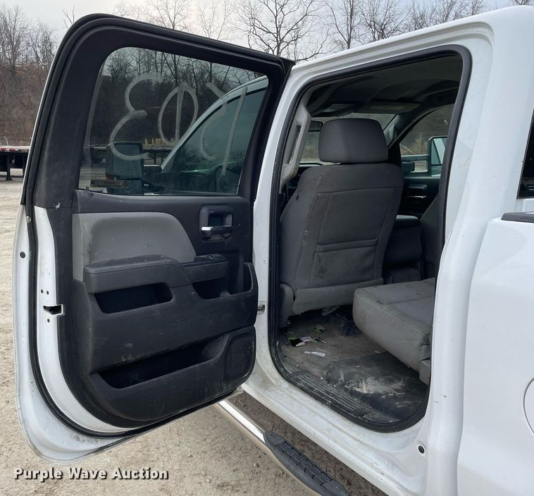 image for item MA9827 2017 GMC Sierra 2500HD  Crew Cab pickup truck