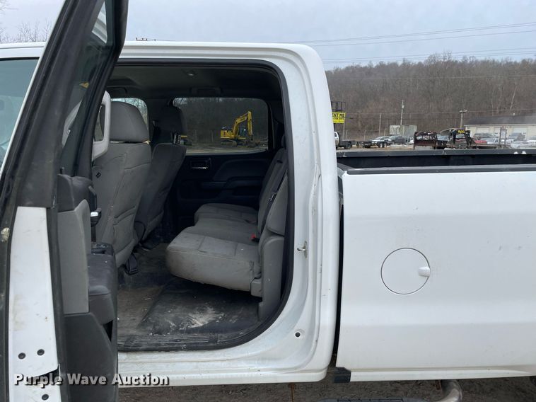 image for item MA9827 2017 GMC Sierra 2500HD  Crew Cab pickup truck