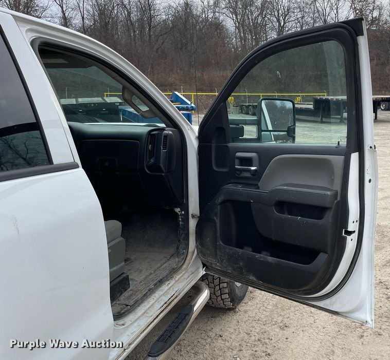 image for item MA9827 2017 GMC Sierra 2500HD  Crew Cab pickup truck